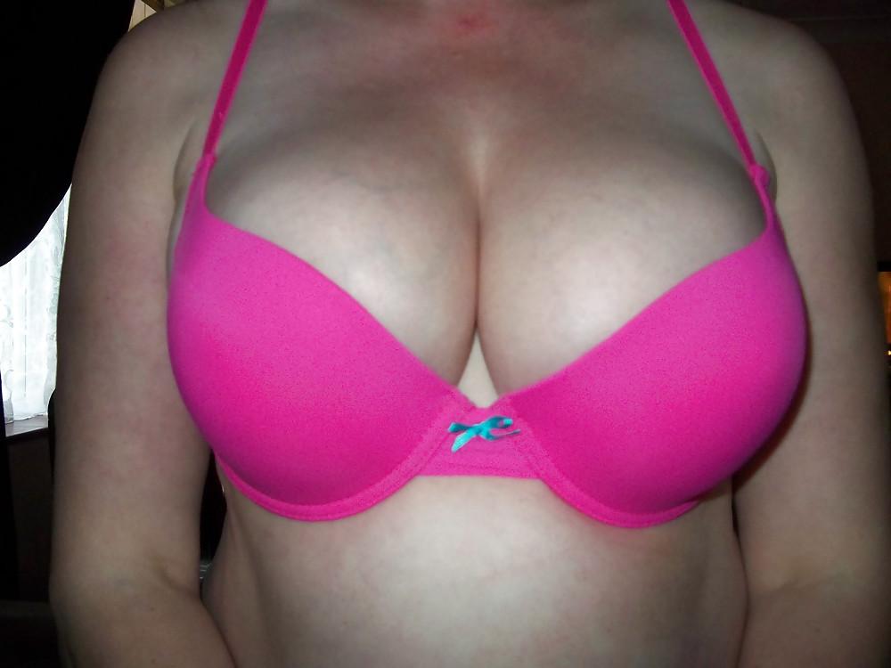 25P Woman who try to seel their bra on the internet