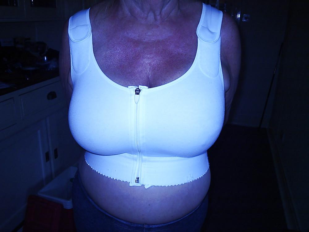 25P Woman who try to seel their bra on the internet