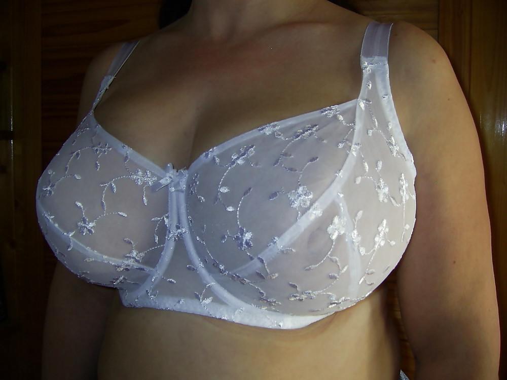 25P Woman who try to seel their bra on the internet