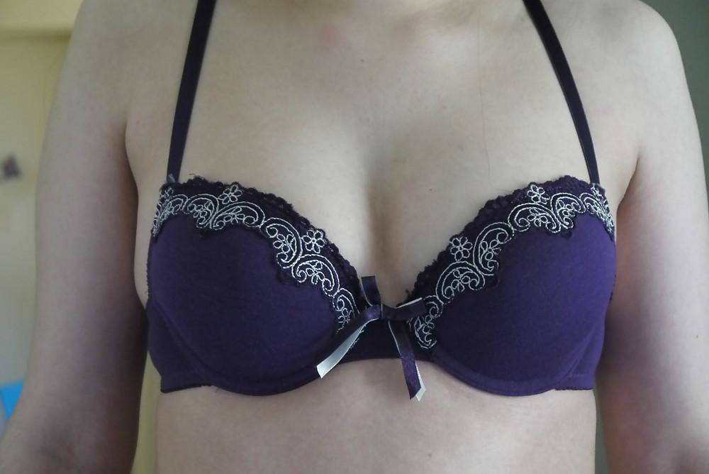 25P Woman who try to seel their bra on the internet