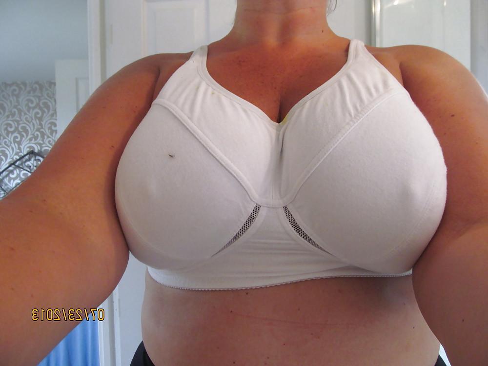 25P Woman who try to seel their bra on the internet
