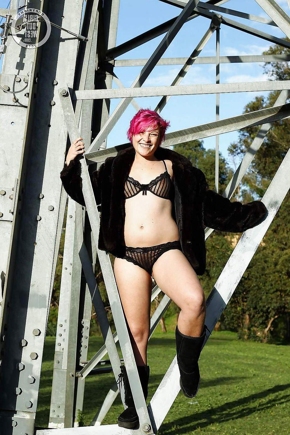 16P Curvy amateur chick exposing her hairy cunt outdoors
