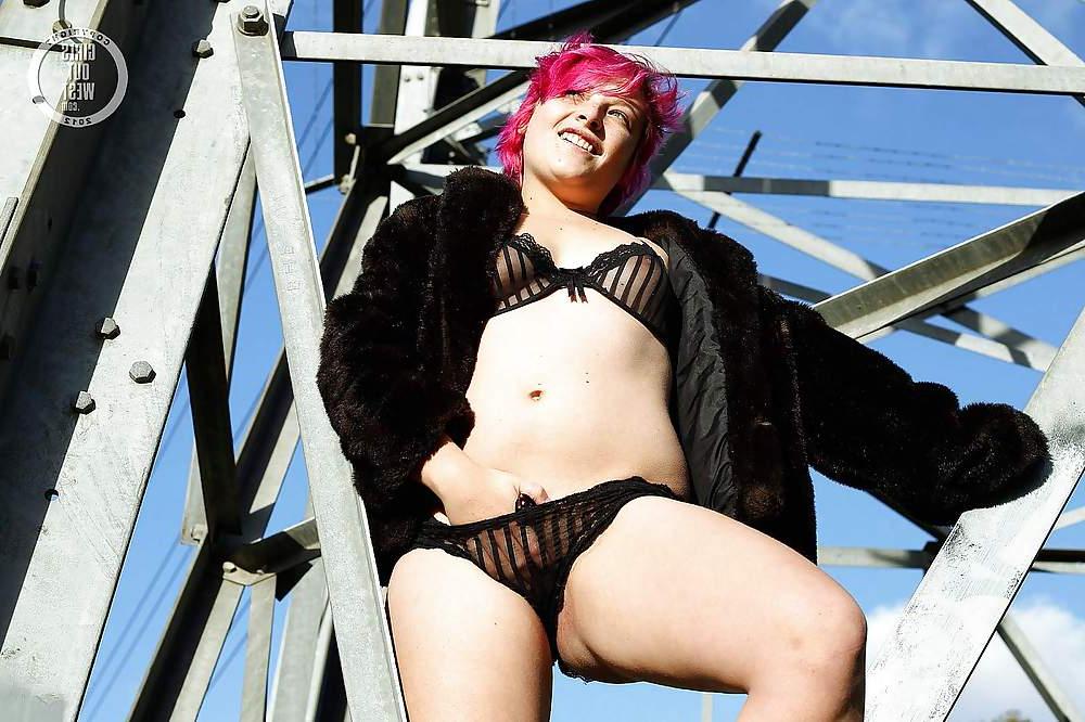 16P Curvy amateur chick exposing her hairy cunt outdoors