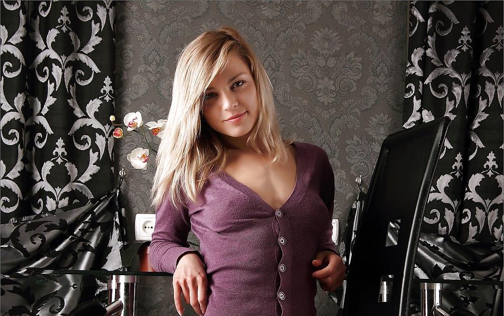 25P Pretty Blonde 59