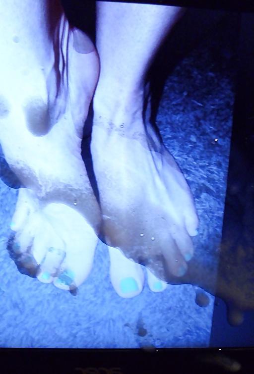 10P Cum on sexy feets again
