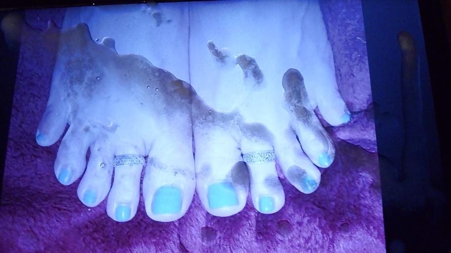 10P Cum on sexy feets again