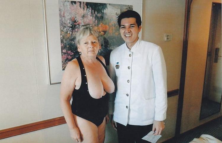 15P Showing her tits to the room service and the passing boaters