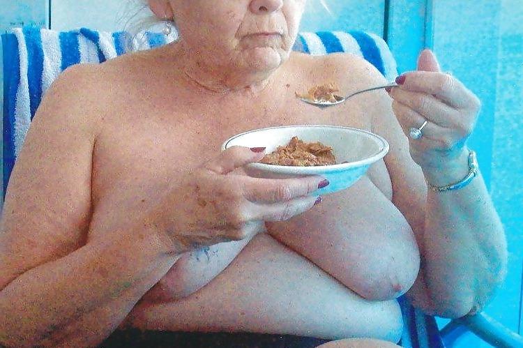 15P Showing her tits to the room service and the passing boaters