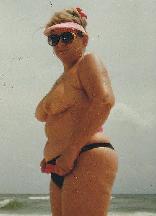 15P Showing her tits to the room service and the passing boaters