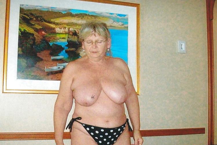 15P Showing her tits to the room service and the passing boaters