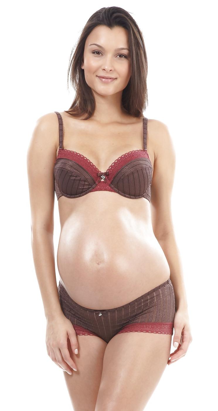 25P Pregnant Showing 