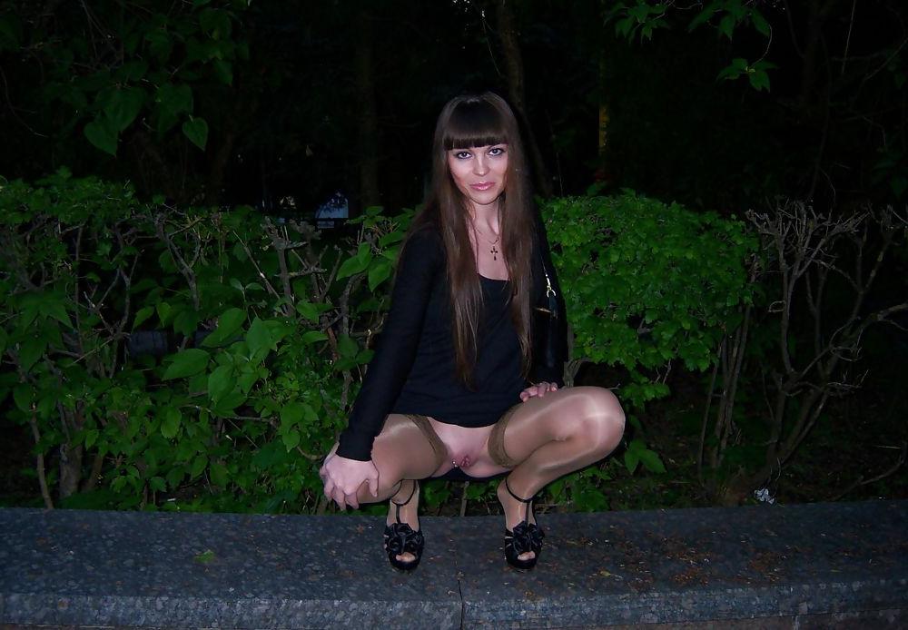 4P Milf posing naked on the street