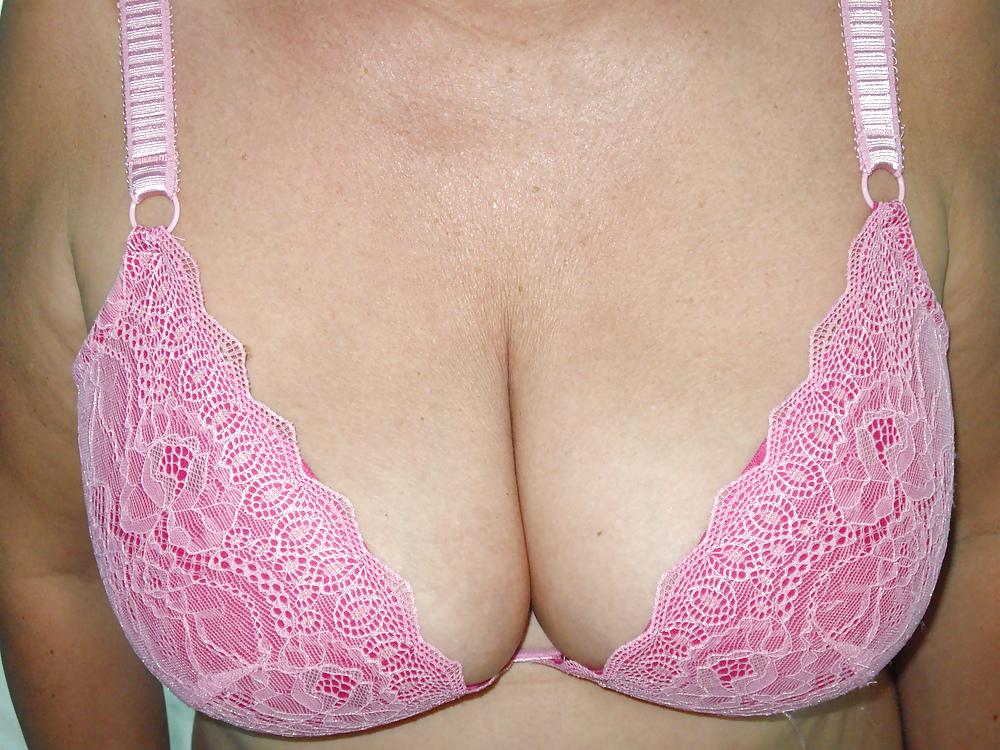 22P Christines beatiful hangers in bra