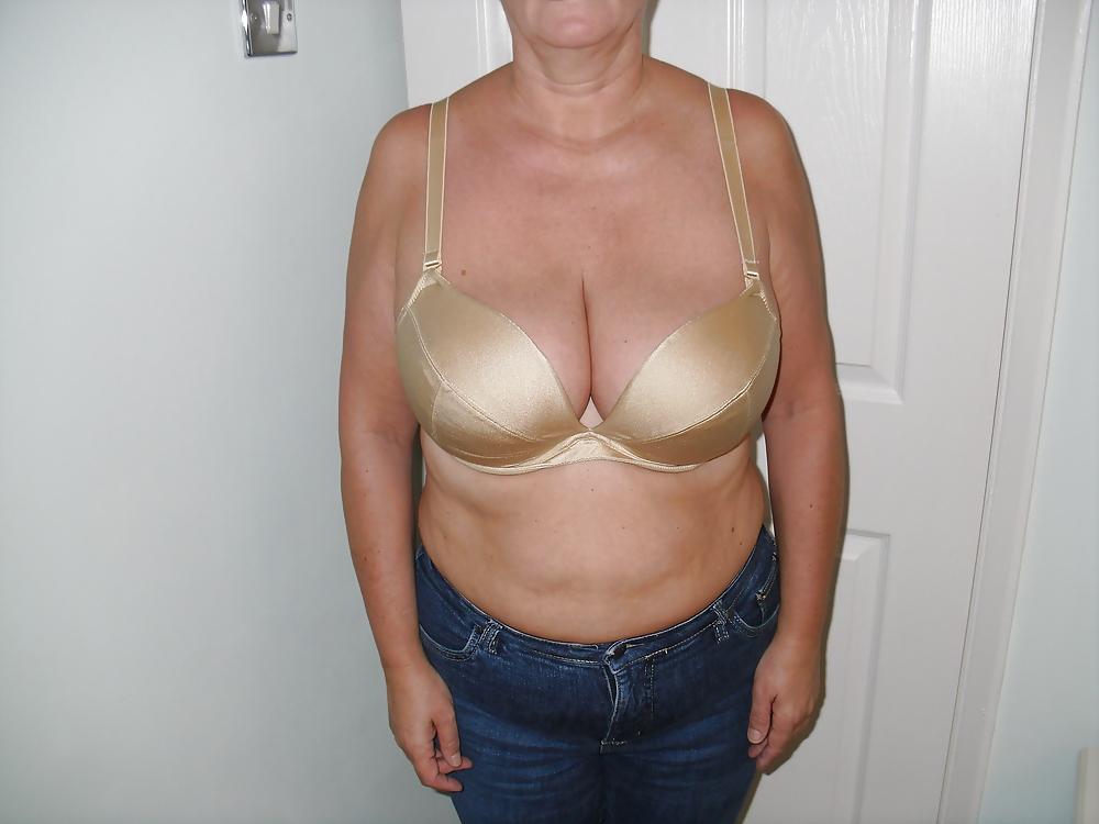 22P Christines beatiful hangers in bra