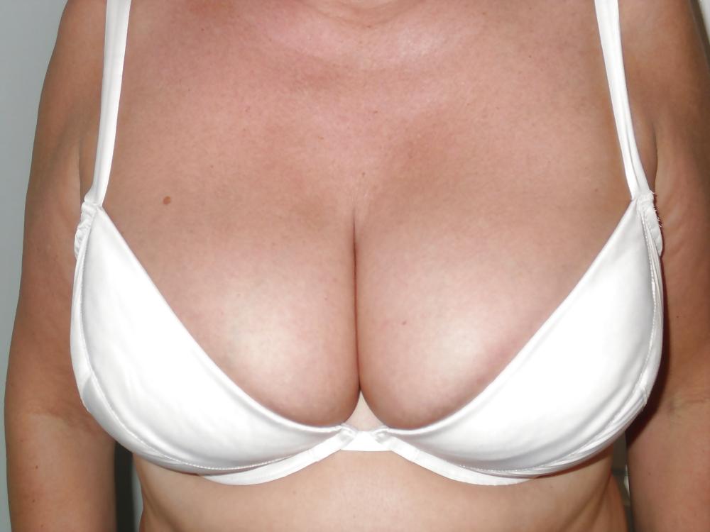 22P Christines beatiful hangers in bra