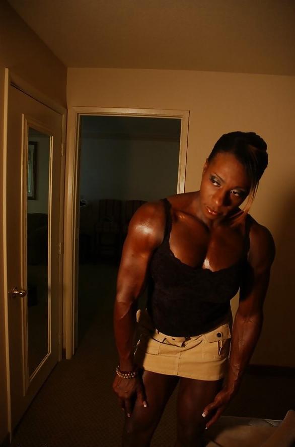 25P Dark muscled Shelly posing in a hotel room