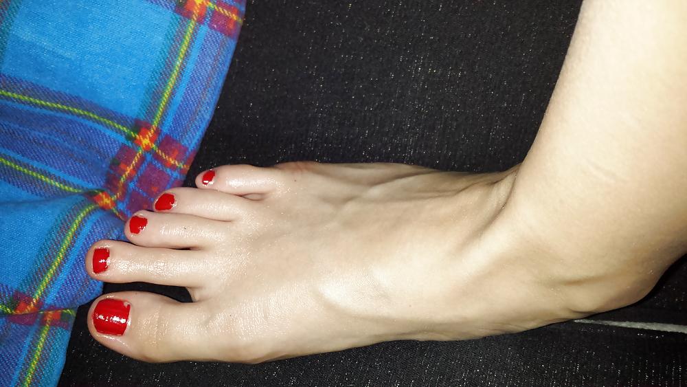 6P Cum on her feet
