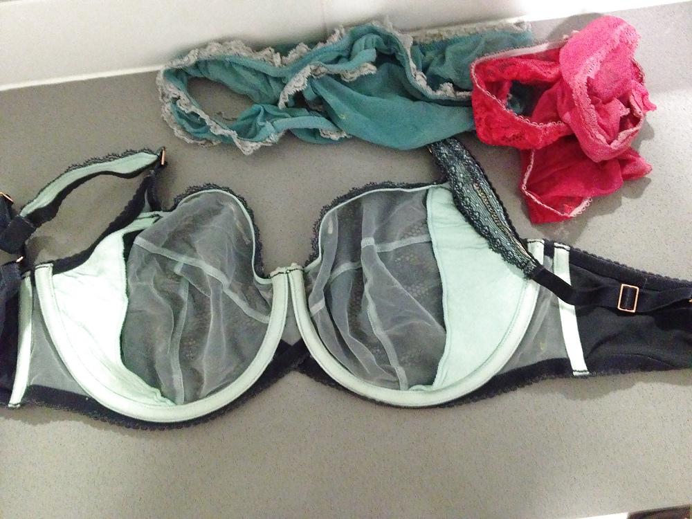 5P Size 14E bra and size 10 panties for wanking