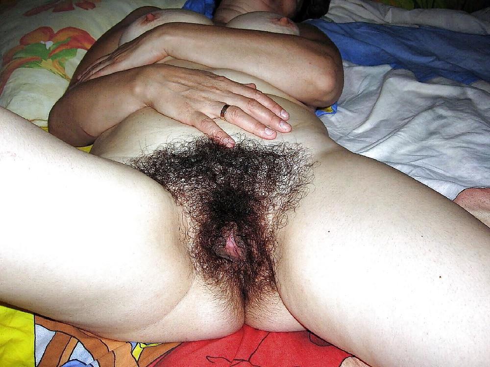 12P My hairy wife show her sexy cunt 