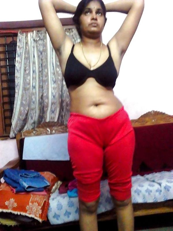 25P Mallu teacher posing nude spreading pussy lips