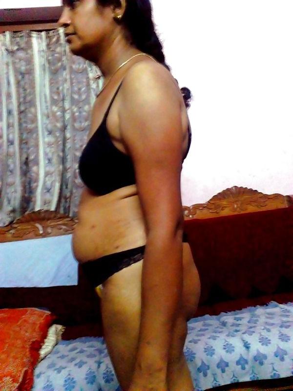 25P Mallu teacher posing nude spreading pussy lips
