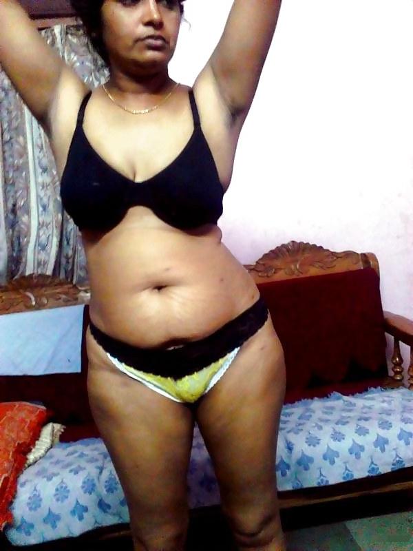 25P Mallu teacher posing nude spreading pussy lips