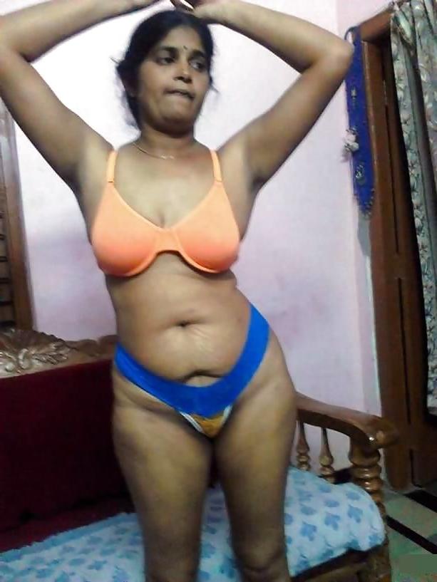 25P Mallu teacher posing nude spreading pussy lips