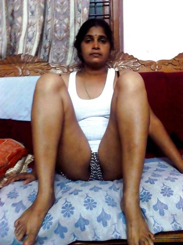 25P Mallu teacher posing nude spreading pussy lips