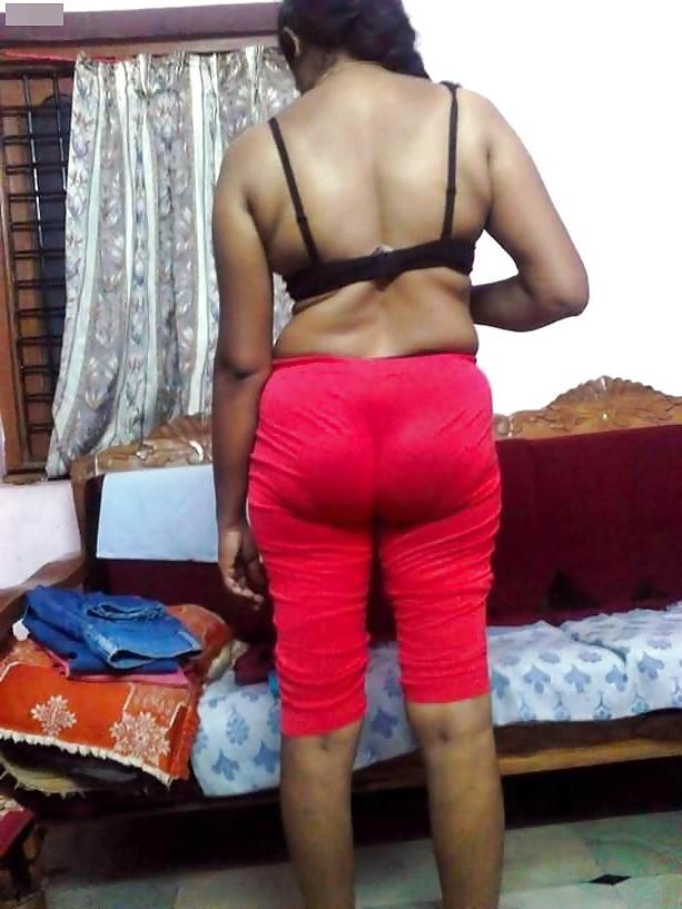 25P Mallu teacher posing nude spreading pussy lips