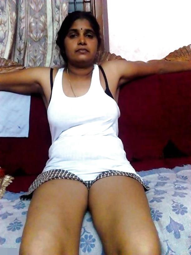 25P Mallu teacher posing nude spreading pussy lips
