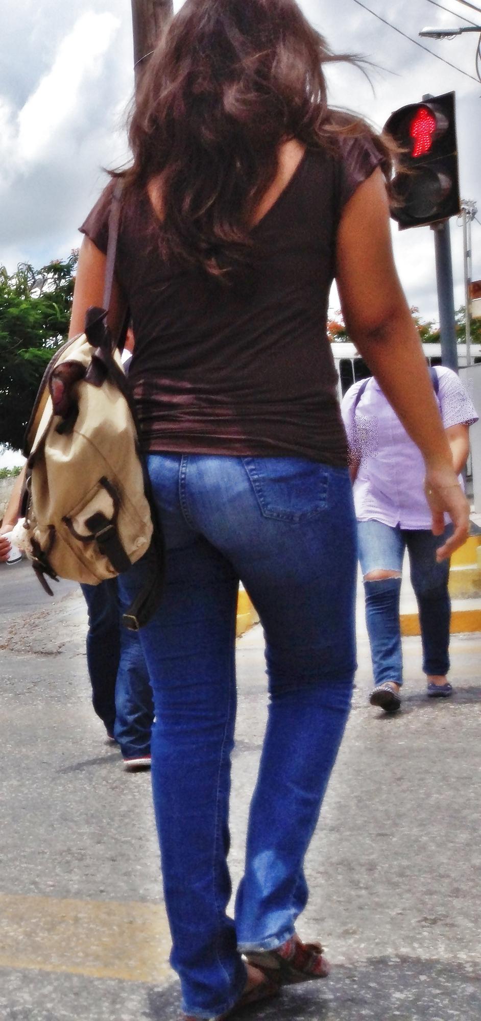 14P Mexicana-Sabroso culo cruzando el semaforo de la universidad