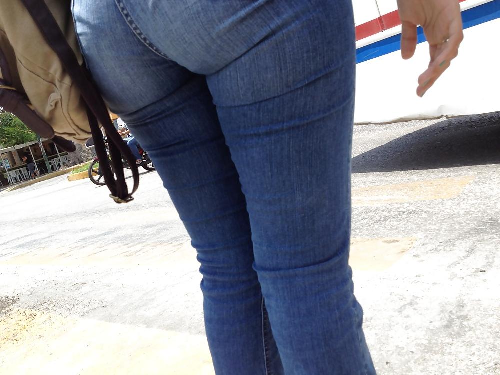 14P Mexicana-Sabroso culo cruzando el semaforo de la universidad