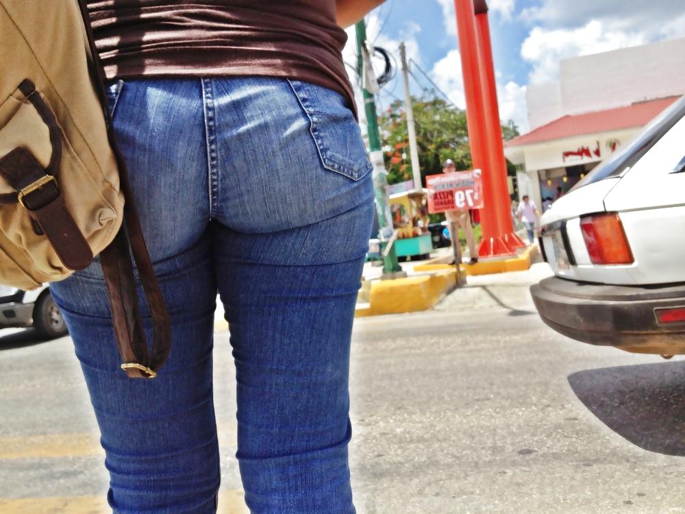 14P Mexicana-Sabroso culo cruzando el semaforo de la universidad