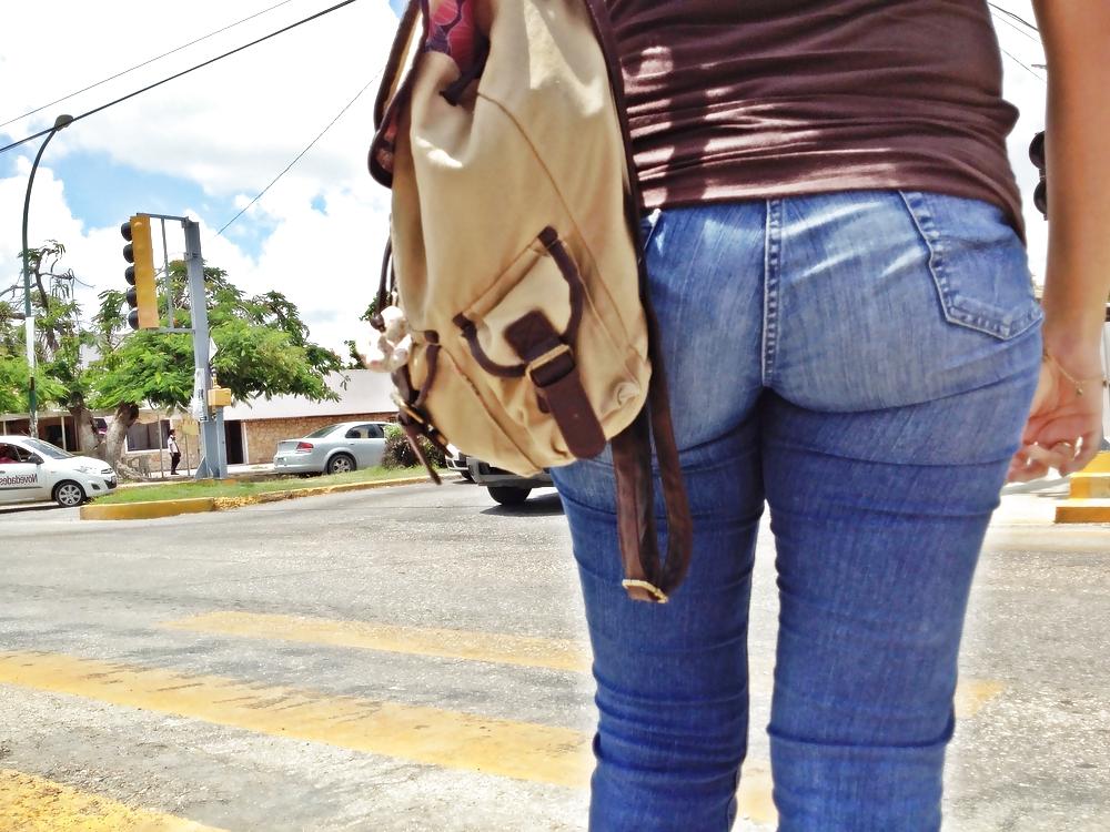 14P Mexicana-Sabroso culo cruzando el semaforo de la universidad