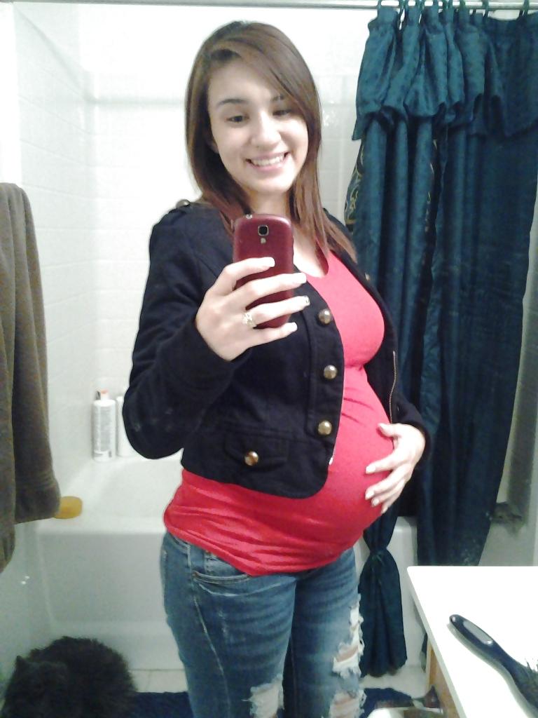 4P Beautiful pregnant teen selfshot