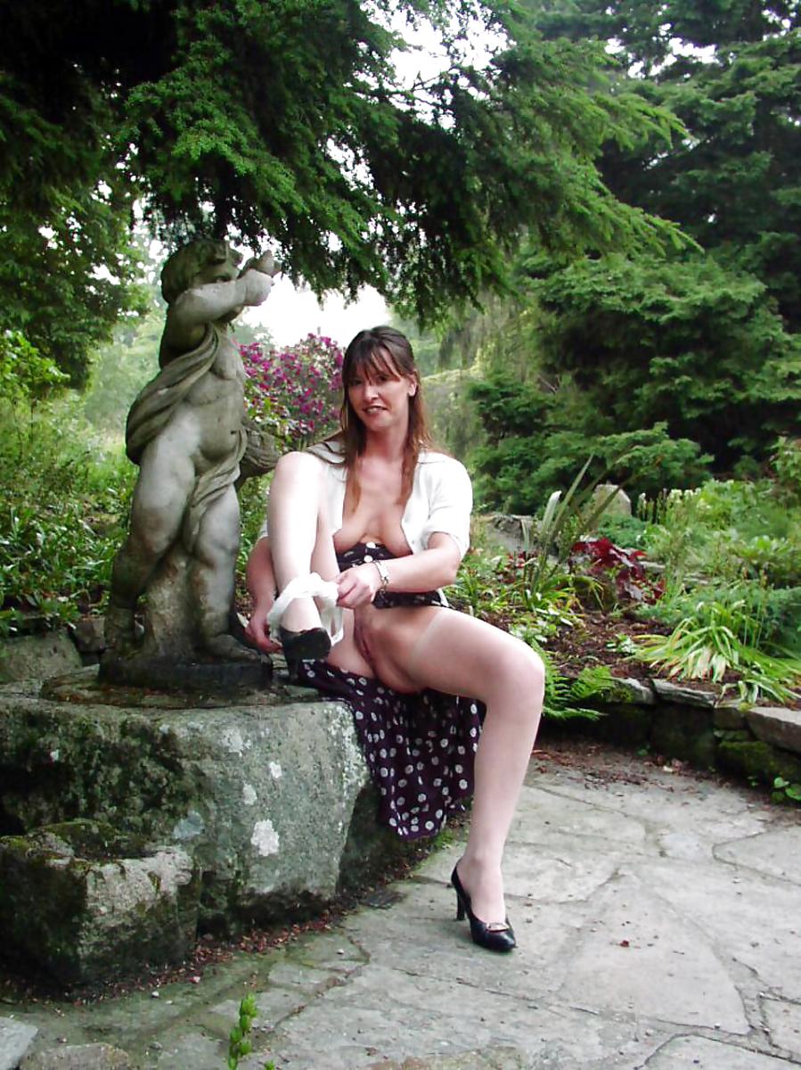 25P Very Pretty MILF outdoor