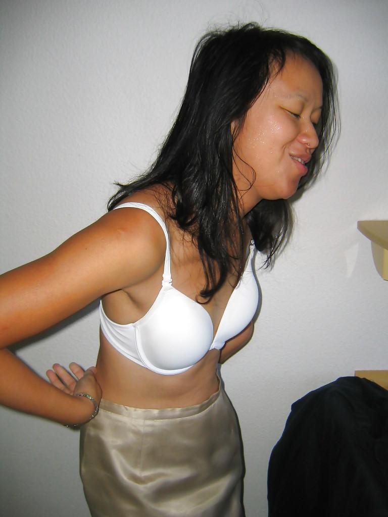 21P Thuy Anh jolie salope du vietnam fait sont strip tease