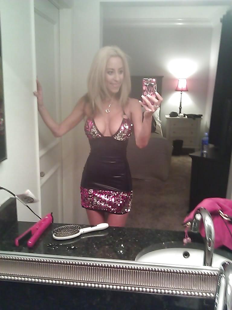 18P Carol Fake Tit Skinny MILF Umkleidekabine und Selbstaufnahme