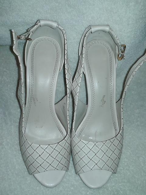 8P Cum on for my cousin's girlfriend the sandal of the platform
