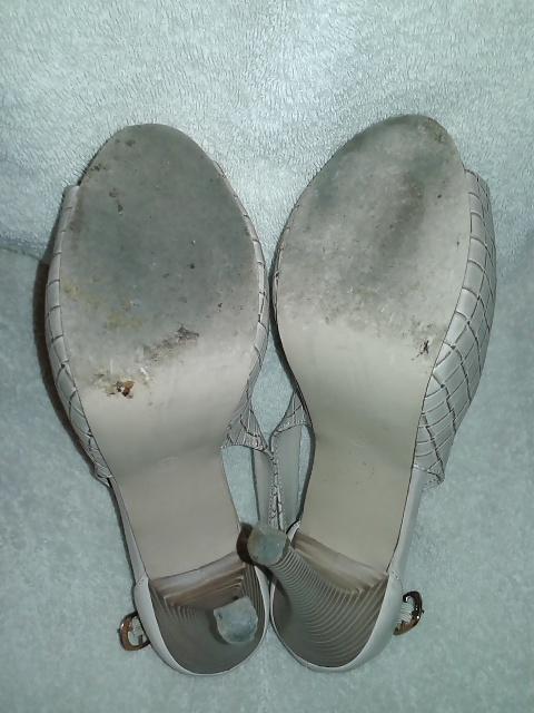 8P Cum on for my cousin's girlfriend the sandal of the platform