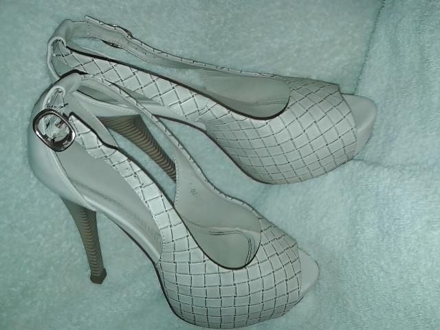 8P Cum on for my cousin's girlfriend the sandal of the platform
