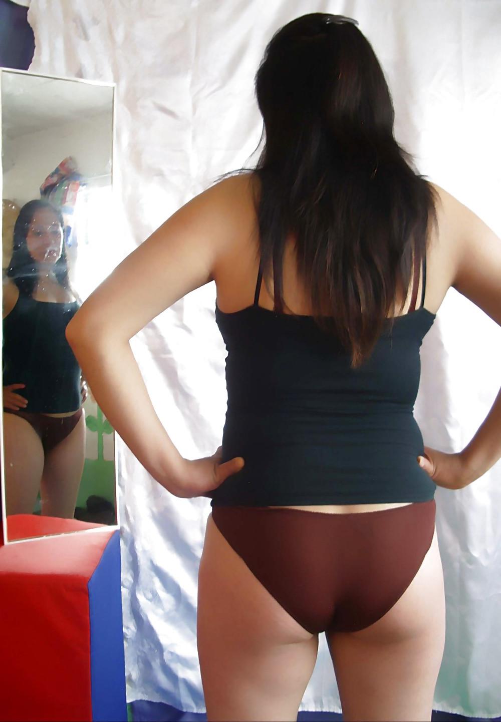 22P Amateur latina models her bra and panty