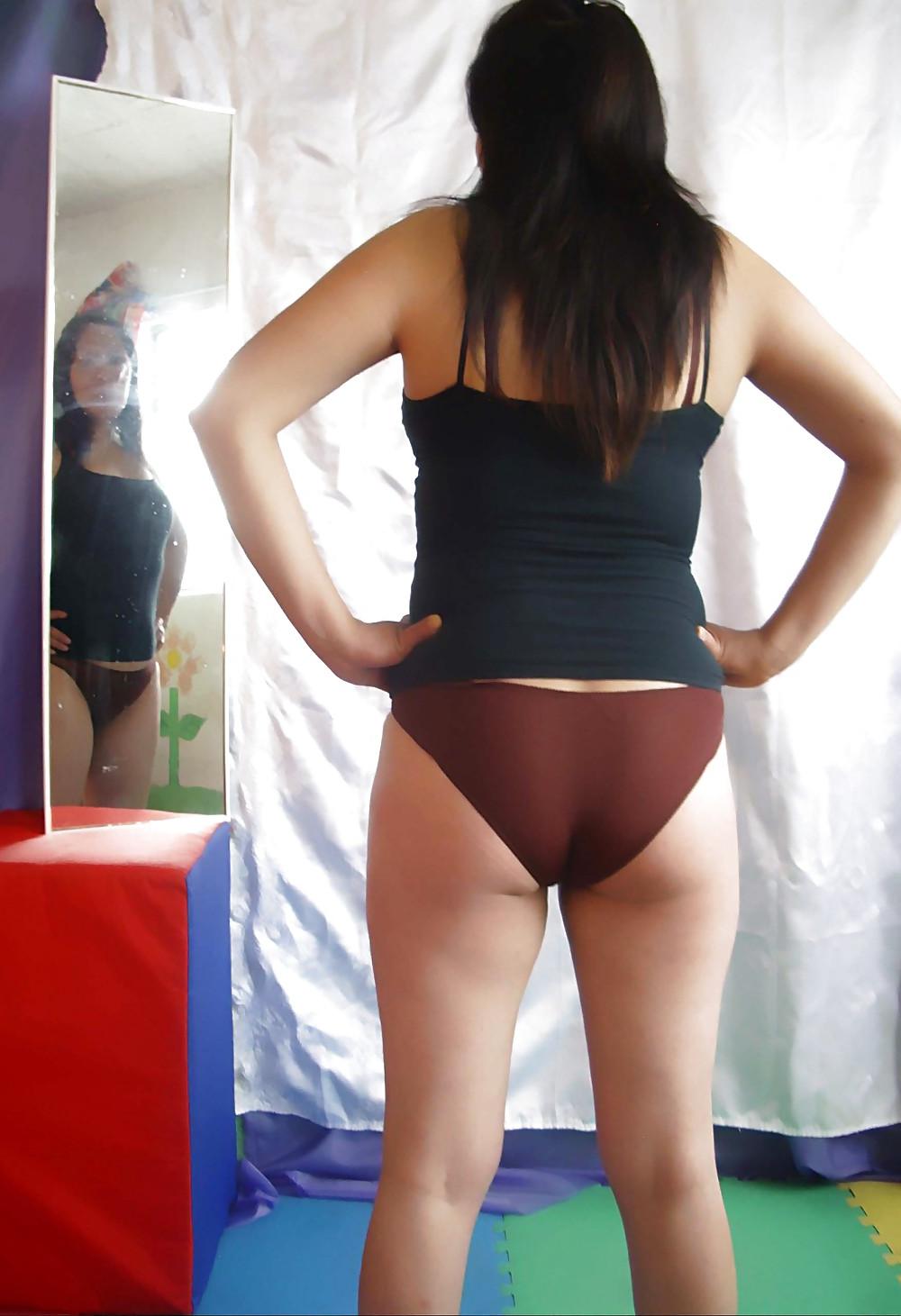 22P Amateur latina models her bra and panty