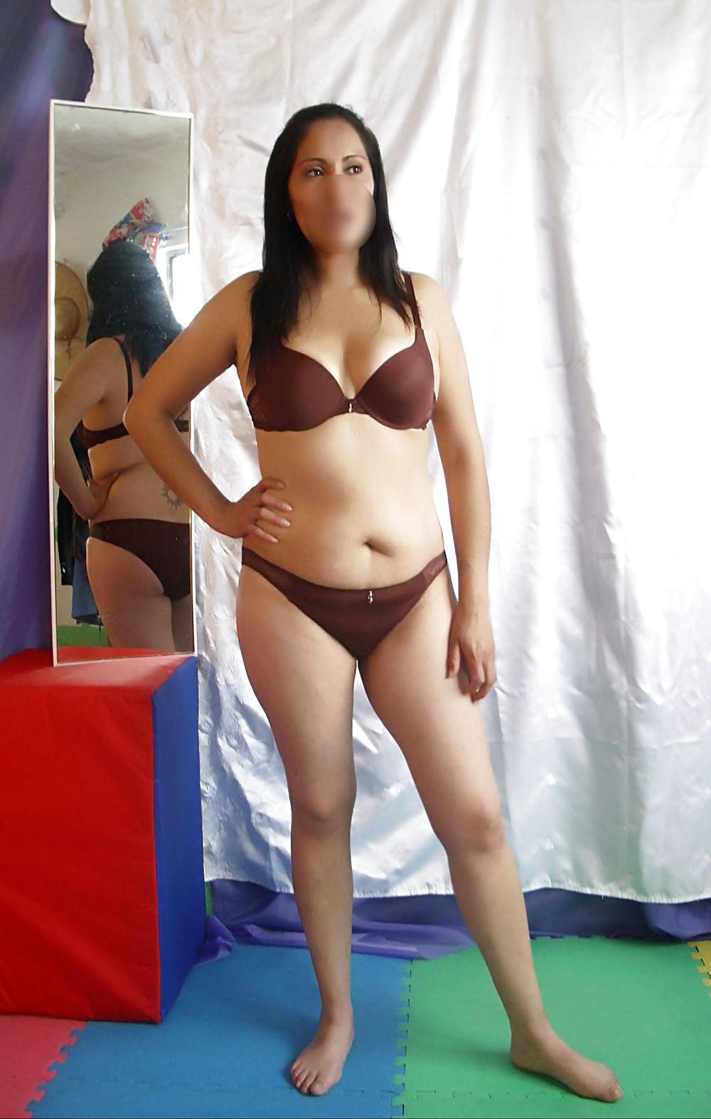 22P Amateur latina models her bra and panty