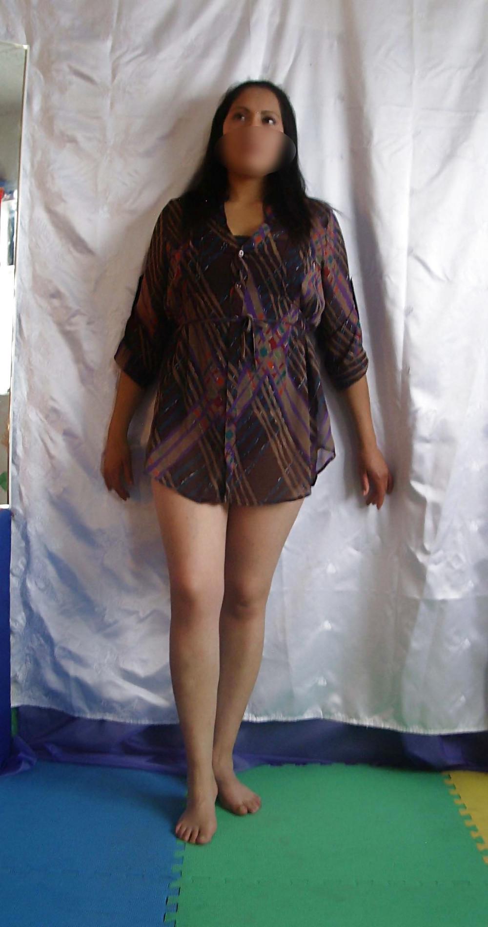22P Amateur latina models her bra and panty