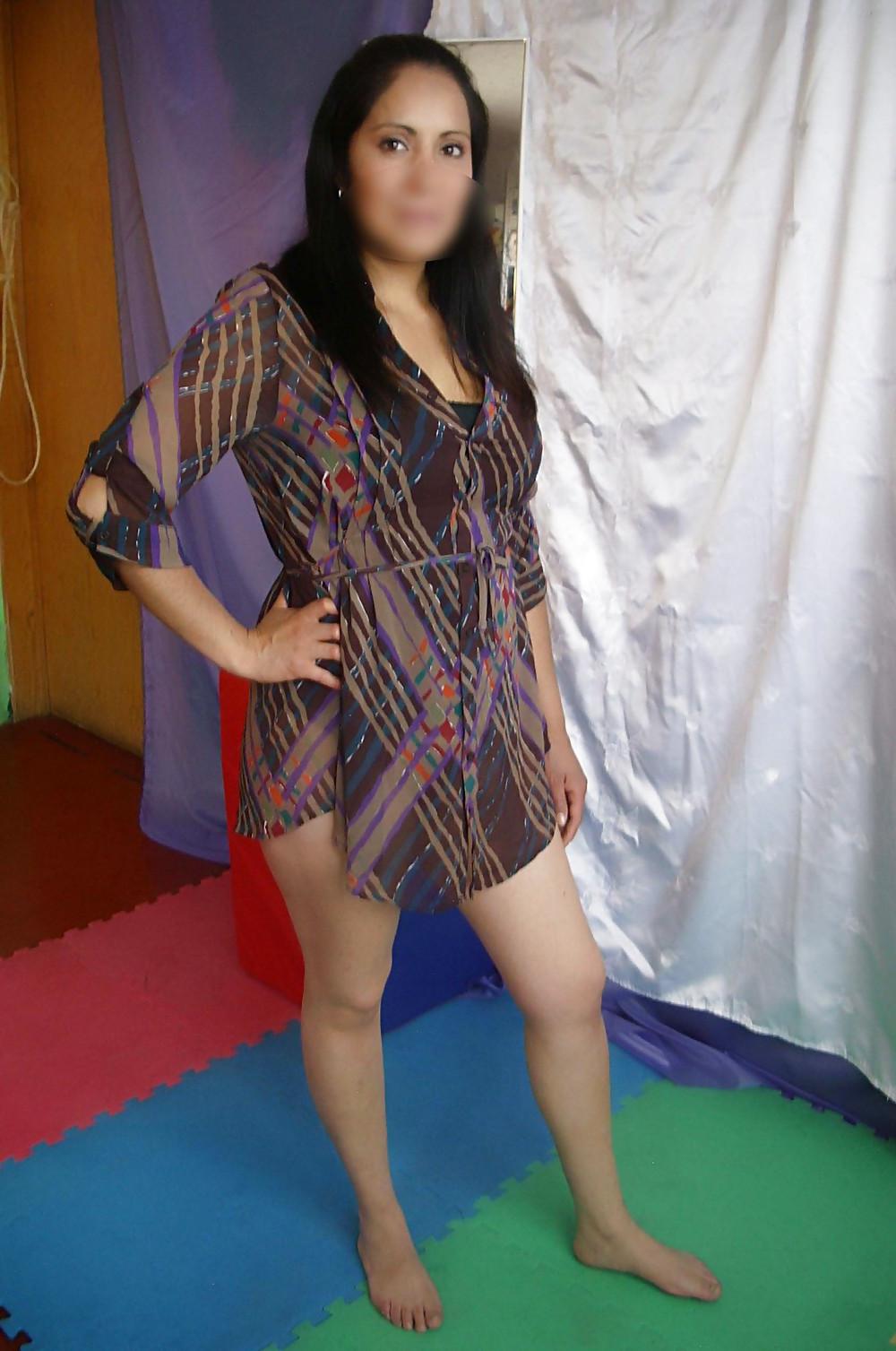 22P Amateur latina models her bra and panty