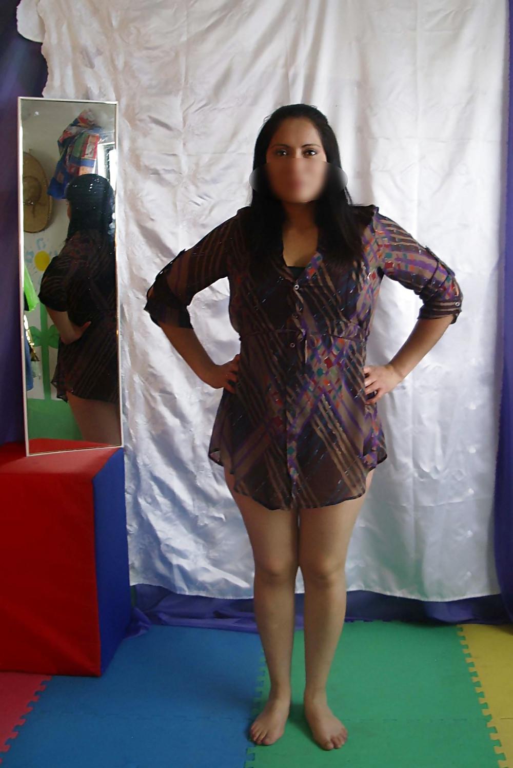 22P Amateur latina models her bra and panty