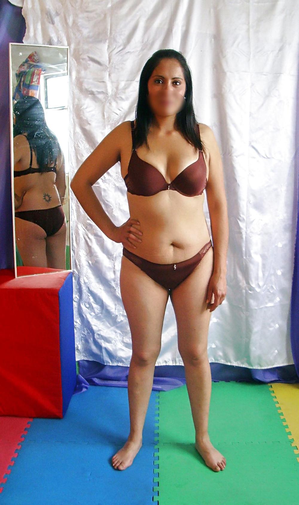 22P Amateur latina models her bra and panty