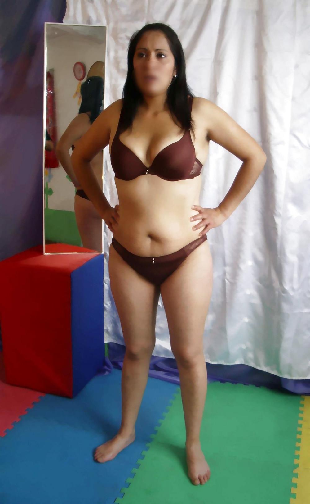 22P Amateur latina models her bra and panty