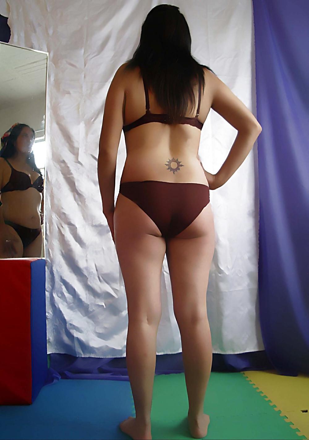 22P Amateur latina models her bra and panty